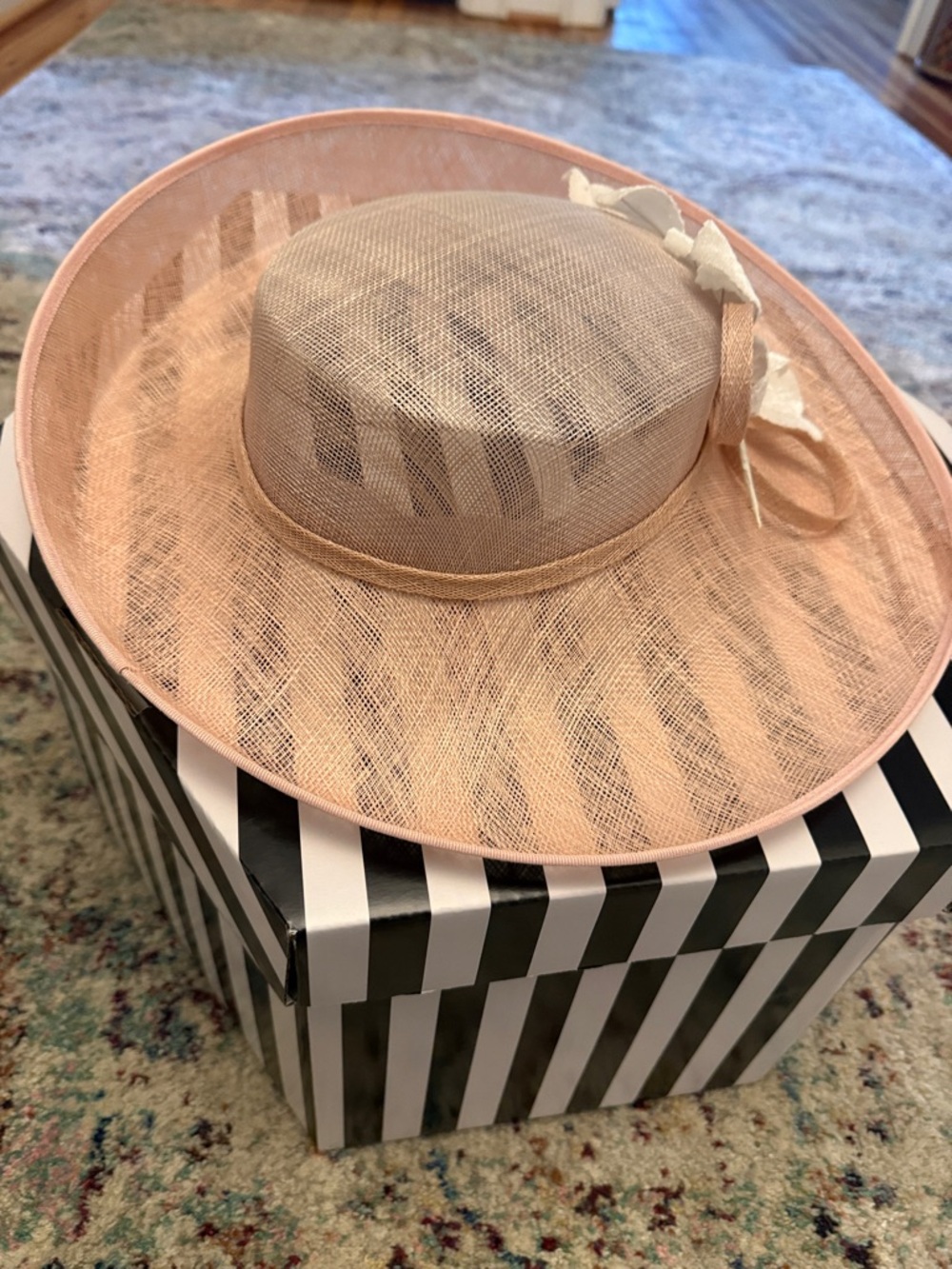 Stunning Salmon Pink Wide Brim hat and Hat box - Picture 8 of 9
